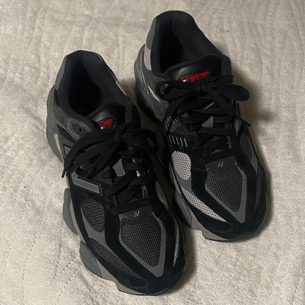 New Balance Women's Black and Gray Athletic Sneakers with Red Accent